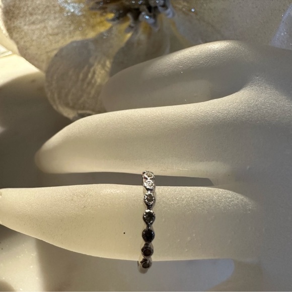 Authentic Diamond thin band (10kt) - Picture 1 of 9